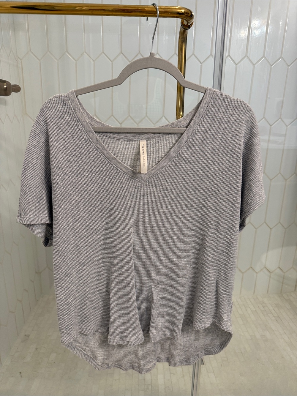 Aritzia - Gray V-Neck Short Sleeve Waffle Tee - Women's Top